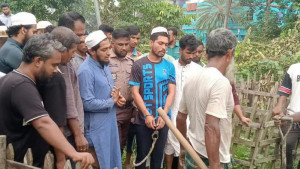 হাতকড়া পরে মায়ের জানাজায় কার্যক্রম নিষিদ্ধ শ্রমিক লীগ নেতা