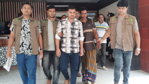 চালাচ্ছিলেন অনলাইন জুয়া, বাবা ও ছেলে আটক