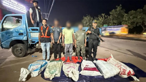 ফেনী থেকে চট্টগ্রামে আনা হচ্ছিল ১৩০ বোতল বিদেশি মদ