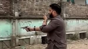 পিস্তল হাতে ‘মাদকবিরোধী’ অভিযানে প্রতিমন্ত্রী ইশরাক