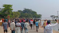 খেলার সময় অটোরিকশায় বল পড়ায় ৫ গ্রামের মানুষের মধ্যে সংঘর্ষ, আহত ২৫