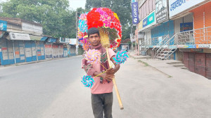 দশ টাকার চরকিতে ঘোরে জীবনের চাকা