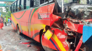 হাতে স্টিয়ারিং ও কানে ফোন ট্রাকচাপায় শ্রমিকের মৃত্যু