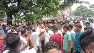 ফুটপাতে দোকান বসানো ও চাঁদাবাজি  ঘিরে দুদিন ধরে উত্তেজনা