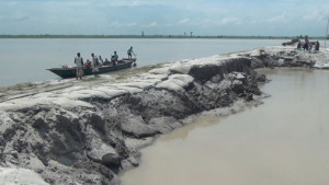 তিস্তার স্রোতে ধসে গেল ক্রসবাঁধের ৪০ মিটার