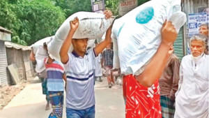 রৌমারীতে ডিলারের গুদাম ভেঙে সার  নিয়ে গেলেন কৃষকরা