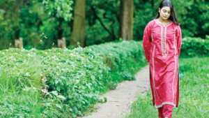 খালি পায়ে ঘাসে