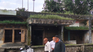 মাথায় খসে পড়ে পলেস্তারা বৃষ্টিতে ভিজে সরকারি নথি