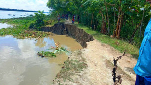 বিষখালীর ঢেউয়ে সড়কে ধস, দুর্ভোগ ৬ গ্রামে