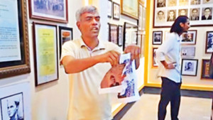 জিন্নাহর স্থলে গোলাম আযমকে জুতাপেটা করার ছবি
