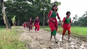 রাস্তায় কাদা, স্কুলে যেতে ভালো লাগে না