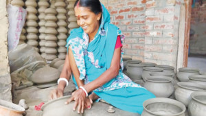 মাটির টানে পালপাড়ায় টিকে থাকার লড়াই