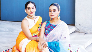 পূজার শাড়িতে রঙের খেলা