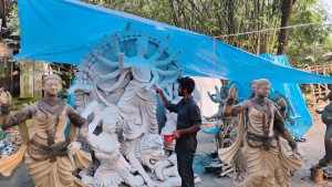 মাটির ছোঁয়ায় জীবন্ত দেবী