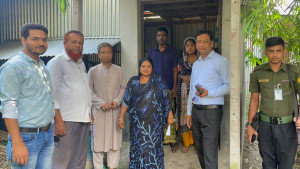 গোয়ালঘরে থাকা দম্পতির পাশে দাঁড়াল প্রশাসন