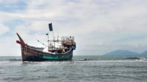 টেকনাফে রোহিঙ্গাবাহী নৌকা ডুবি, নিহত ২