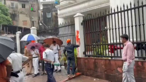 কলকাতায় আনন্দবাজার পত্রিকার কার্যালয়ের সামনে বিক্ষোভ