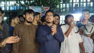 চাকরিতে ভাইভায় নম্বর বাড়ানোকে 'নব্য কোটা' আখ্যা দিয়ে ডাকসুর বিক্ষোভ