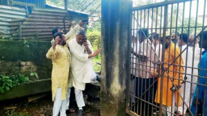 ফটকে তালা, ভাঙা দেয়াল টপকে স্বাস্থ্যকেন্দ্রে ঢুকলেন এমপি