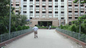 আদালত ভবনের ২য় তলা থেকে লাফিয়ে পালাল আসামি