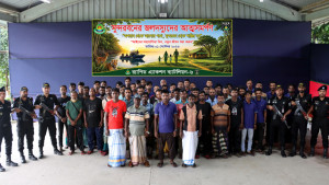 সুন্দরবনের চার বনদস্যু বাহিনীর ৫২ সদস্যের অস্ত্রসহ আত্মসমর্পণ