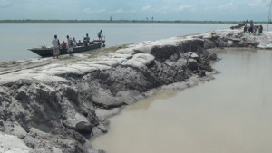 তিস্তার স্রোতে ধসে গেল ক্রসবাঁধের ৪০ মিটার, ঝুঁকিতে ৬ গ্রাম ও ৫টি বাজার