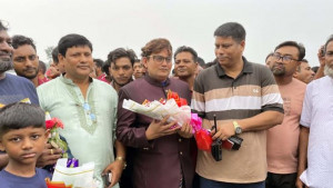 হেলিকপ্টার নিয়ে গ্রামে সম্ভাব্য মেয়র প্রার্থীর ভাই, ফুলেল শুভেচ্ছা ওসির