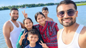 স্রোতে তলিয়ে যাচ্ছিলেন পাঁচজন, ঝাঁপ দিয়ে দুজনকে উদ্ধার করে মারা গেলেন তরুণ