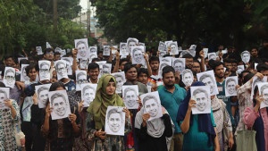 উপাচার্যের ছবি দিয়ে চুয়েট শিক্ষার্থীদের ‘মুখোশ মিছিল’
