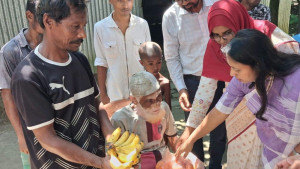 ‘খোদা আমাদের খাবার দাও’—বৃদ্ধ দম্পতির আকুতি, পাশে প্রশাসন