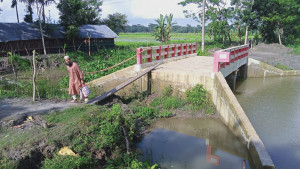 সেতু নির্মাণের দুই মাসেও হয়নি সংযোগ সড়ক