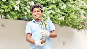 হাতে ক্যামেরা আর গাছ নিয়ে ছোটেন যে তরুণ