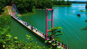 পর্যটক বাড়লেও বাড়ছে না সুবিধা