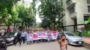 ধানমন্ডিতে আ.লীগের ঝটিকা মিছিল, ককটেল বিস্ফোরণ