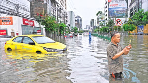 টানা বৃষ্টিতে ব্যাংককে বন্যা