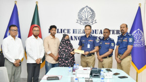 সাভারে নিহত এসআই আলতাফের পরিবারকে আর্থিক অনুদান দিলেন আইজিপি