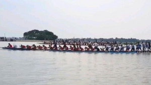 শান্তিগঞ্জে নৌকাবাইচে হাজারো মানুষের ঢল