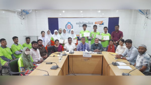 খুলনায় বিজ্ঞান বিতর্ক উৎসবে চ্যাম্পিয়ন পাবলিক কলেজ