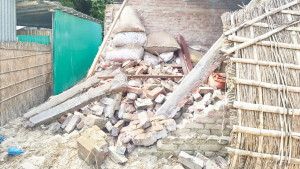 চাঁপাইনবাবগঞ্জে বাড়িতে ককটেল বিস্ফোরণ, উড়ে গেল টিনের চালা