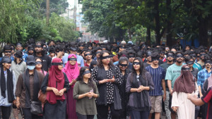 নবম দিনে কালো কাপড়ে চোখ বেঁধে শিক্ষার্থীদের প্রতিবাদ মিছিল