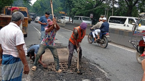 দাউদকান্দিতে ঢাকা-চট্টগ্রাম সড়কে মেরামত, যানজটের আশঙ্কা