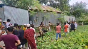 ফরিদপুরে মাদক কারবারের অভিযোগে বাড়ি ভাঙল এলাকাবাসী