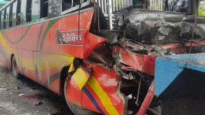 দাঁড়িয়ে থাকা কাভার্ডভ্যানকে বাসের ধাক্কা, চালক-হেলপারসহ নিহত ৩ 