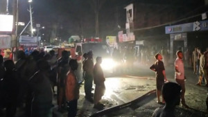 মধ্যরাতে আবাসিক হোটেলে আগুন, ছাদে উঠে প্রাণে বাঁচলেন ১৭ জন 