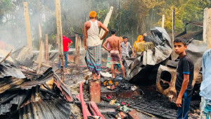 রায়পুরে আগুনে পুড়ল ১১ ঘর ও ৬ দোকান
