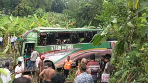 গোপালগঞ্জে যাত্রীবাহী বাস খাদে পড়ে নিহত ৩