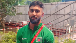 ইমরানের দৌড় আটকে গেল সেমির ট্র্যাকে