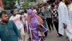 জবি ছাত্রীকে র‍্যাবের গাড়িতে তোলার চেষ্টা, শিক্ষকদের হস্তক্ষেপে উদ্ধার