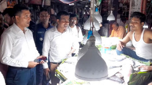 ভারতীয় ইলিশ ‘দেশি’ বলে বিক্রির অভিযোগে আড়তদারকে জরিমানা