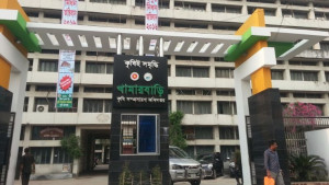 খামারবাড়িতে ডিএইর তিন কর্মকর্তাকে ‘স্বৈরাচারের দোসর’ আখ্যা দিয়ে পোস্টার